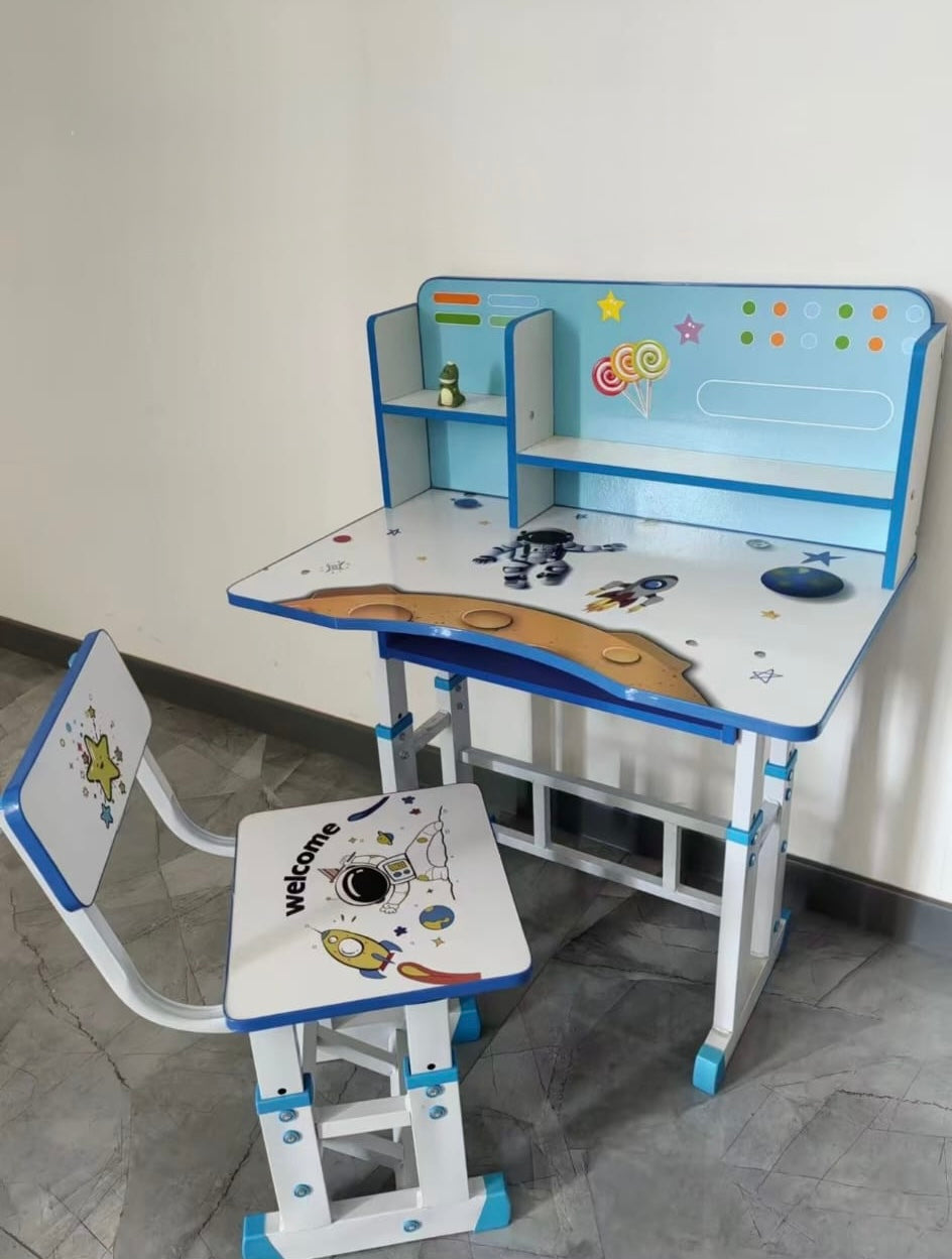 Scrivania per bambini con sedia – Tema Spazio Celeste e Bianca