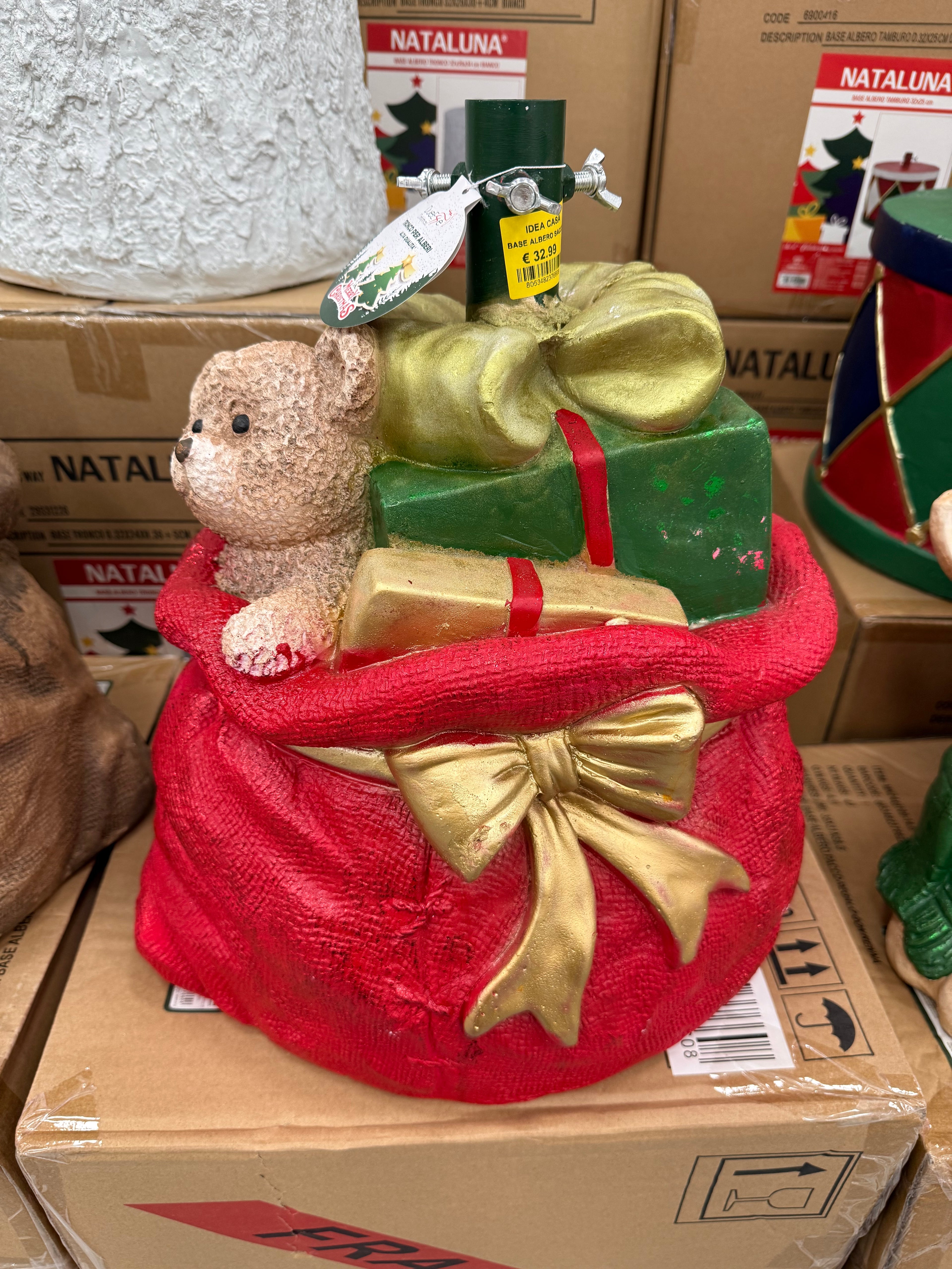 Base Albero di Natale Sacco Regali con Orsetto – 2 Colori Disponibili