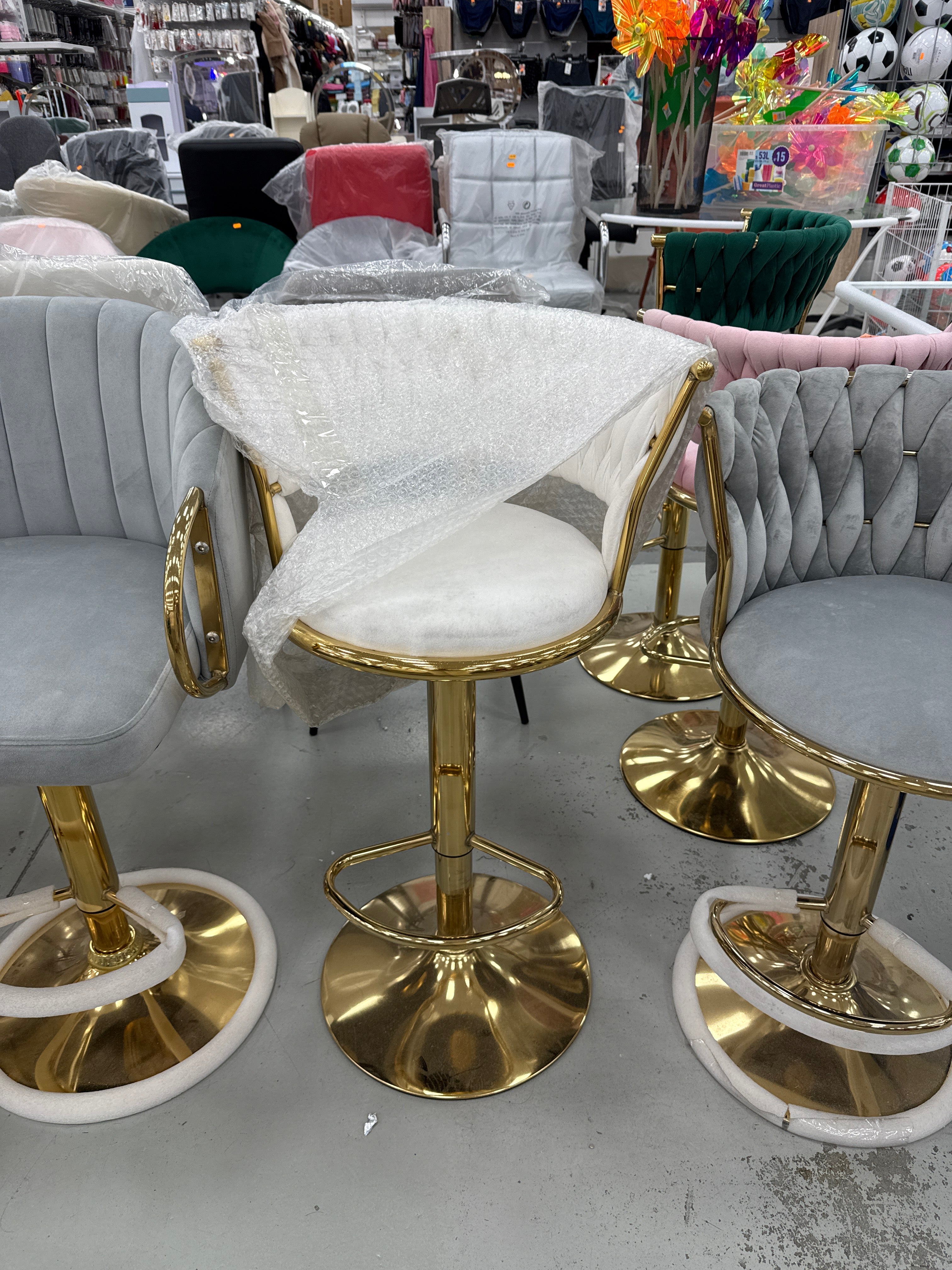 Sgabello regolabile in velluto con base oro – Stile moderno scandinavo