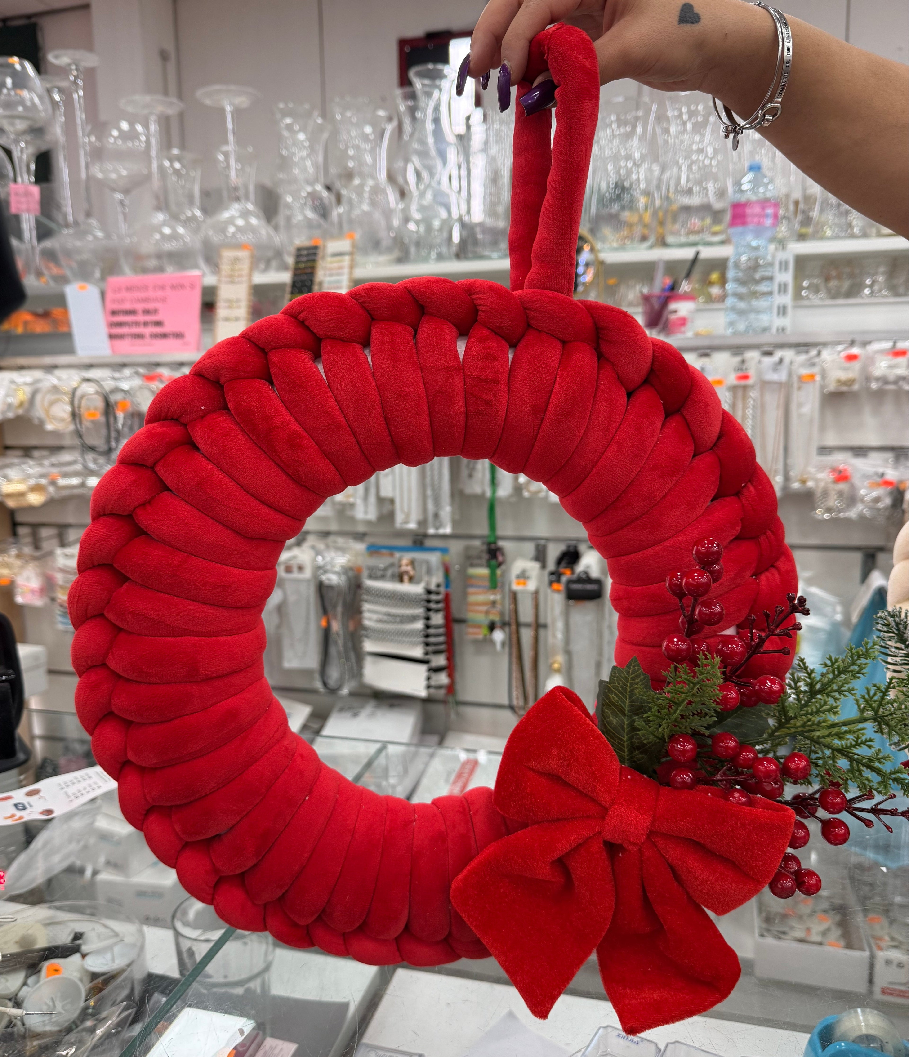 Ghirlanda Natalizia in Velluto Rosso con Fiocco e Bacche – Pezzo Unico