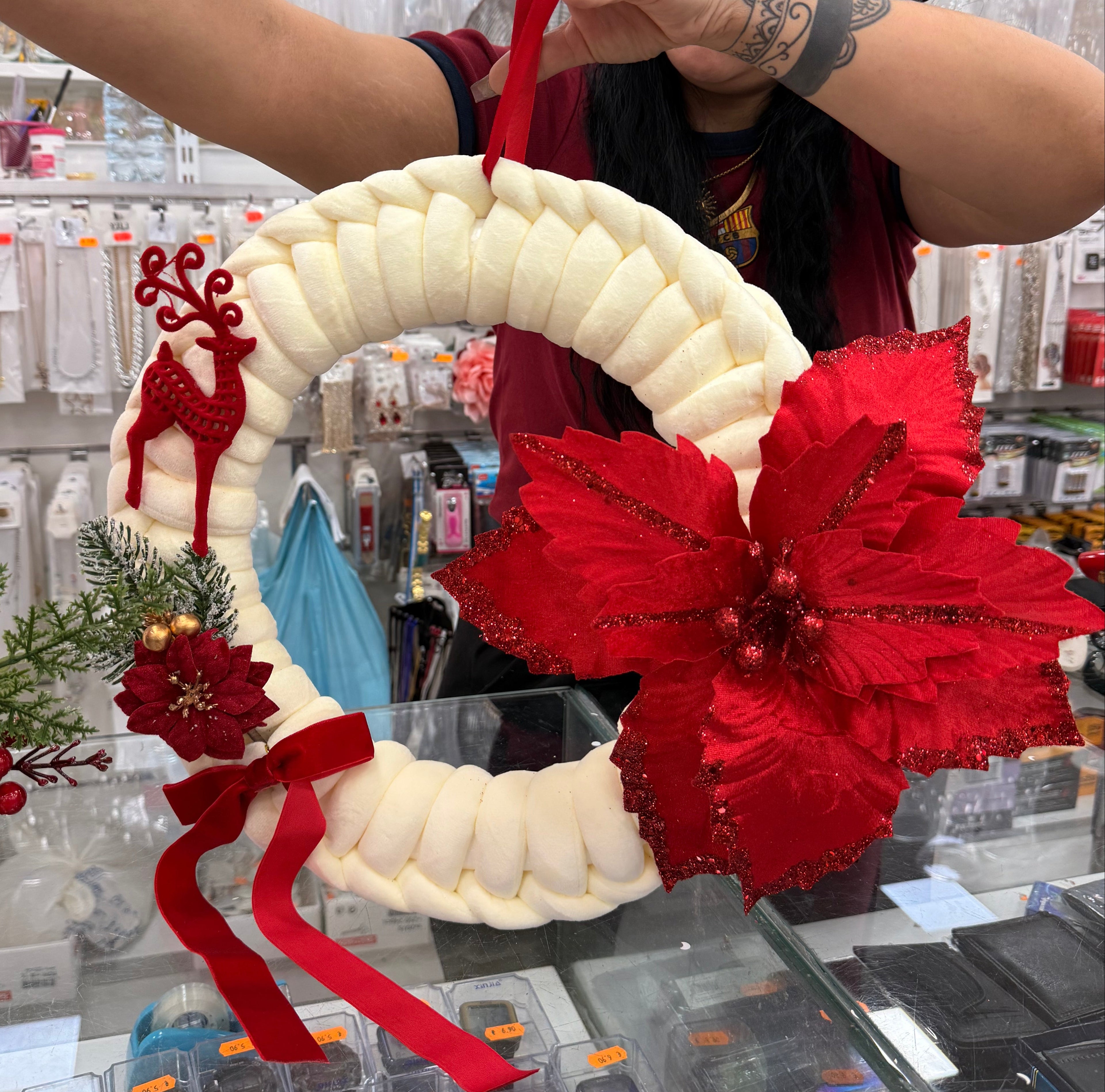 Ghirlanda Natalizia in Velluto Panna con Fiori e Fiocchi Rossi – Pezzo Unico