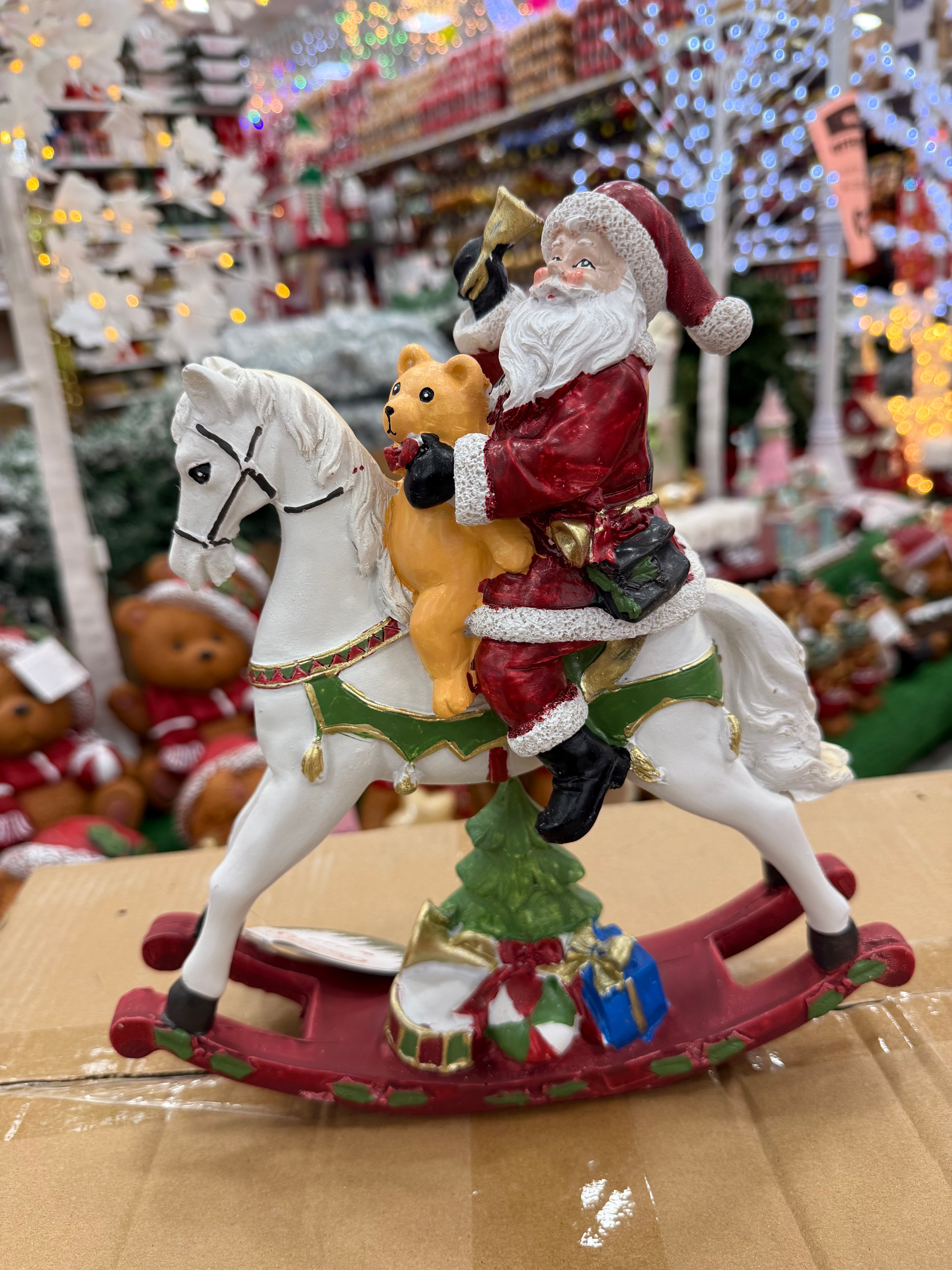 Babbo Natale su Cavallo a Dondolo con Orsetto – 30x25 cm