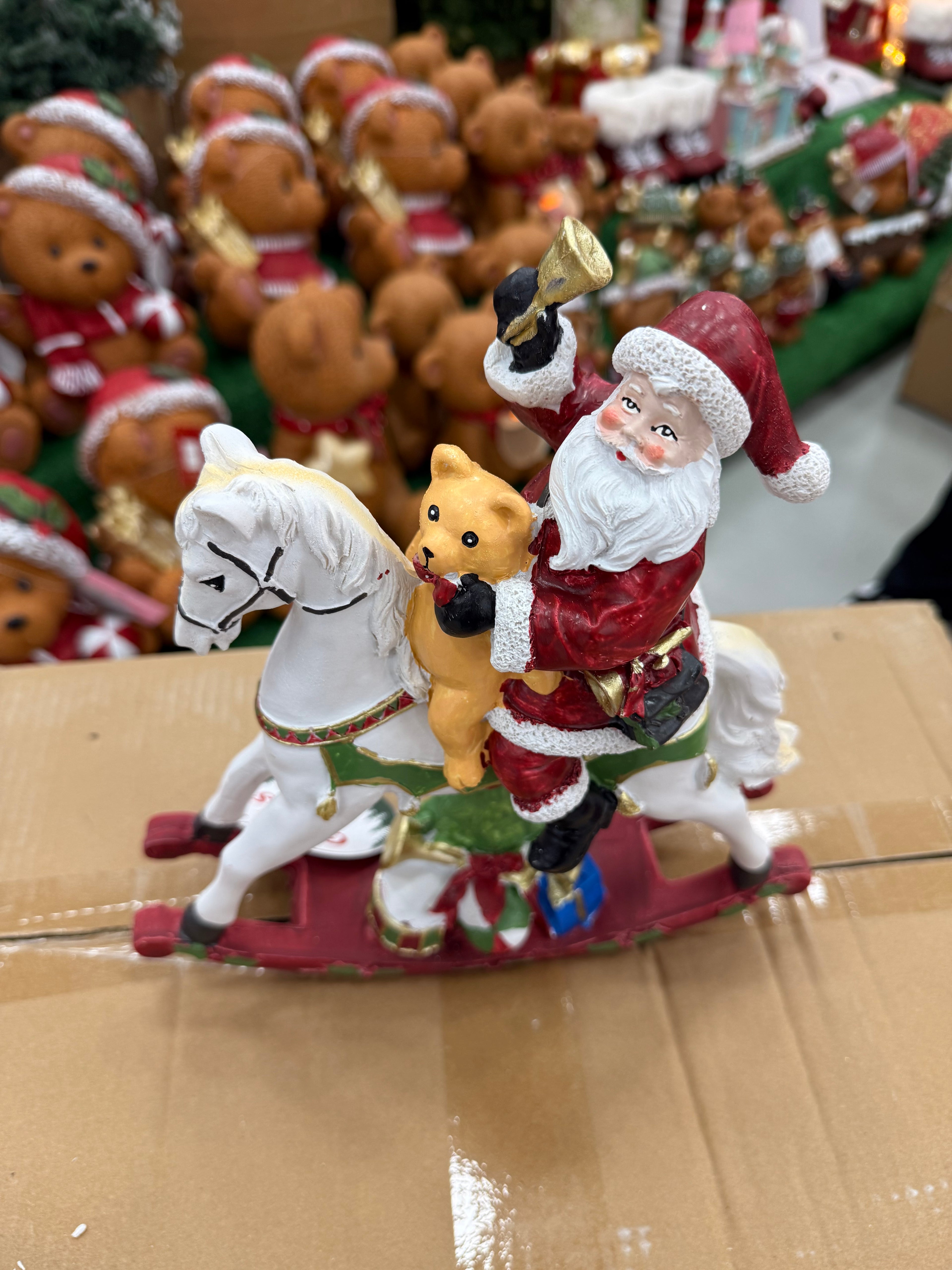 Babbo Natale su Cavallo a Dondolo con Orsetto – 30x25 cm