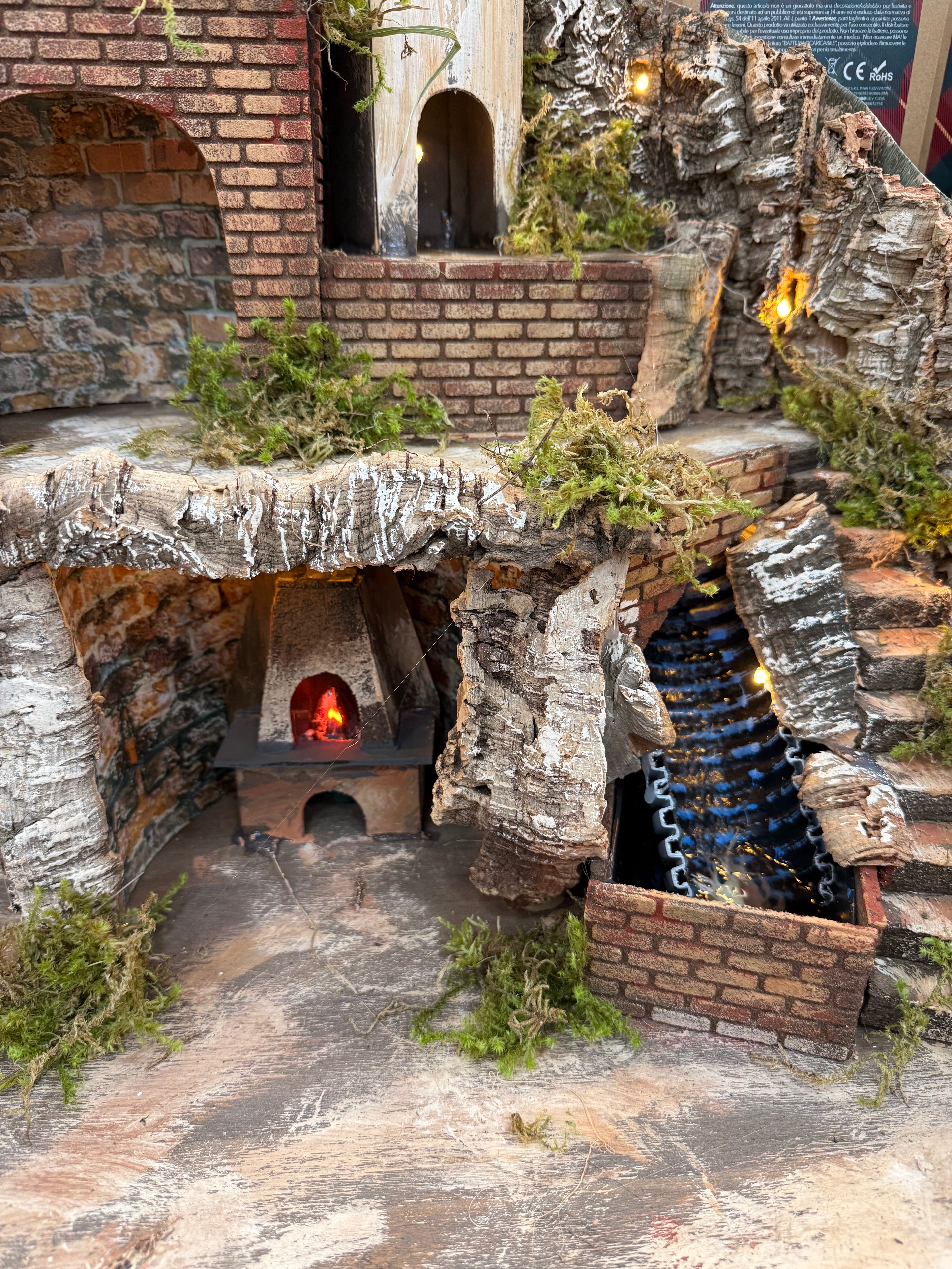 Presepe Artigianale con Forno Illuminato, Cascata e Luci – 60×60×42 cm