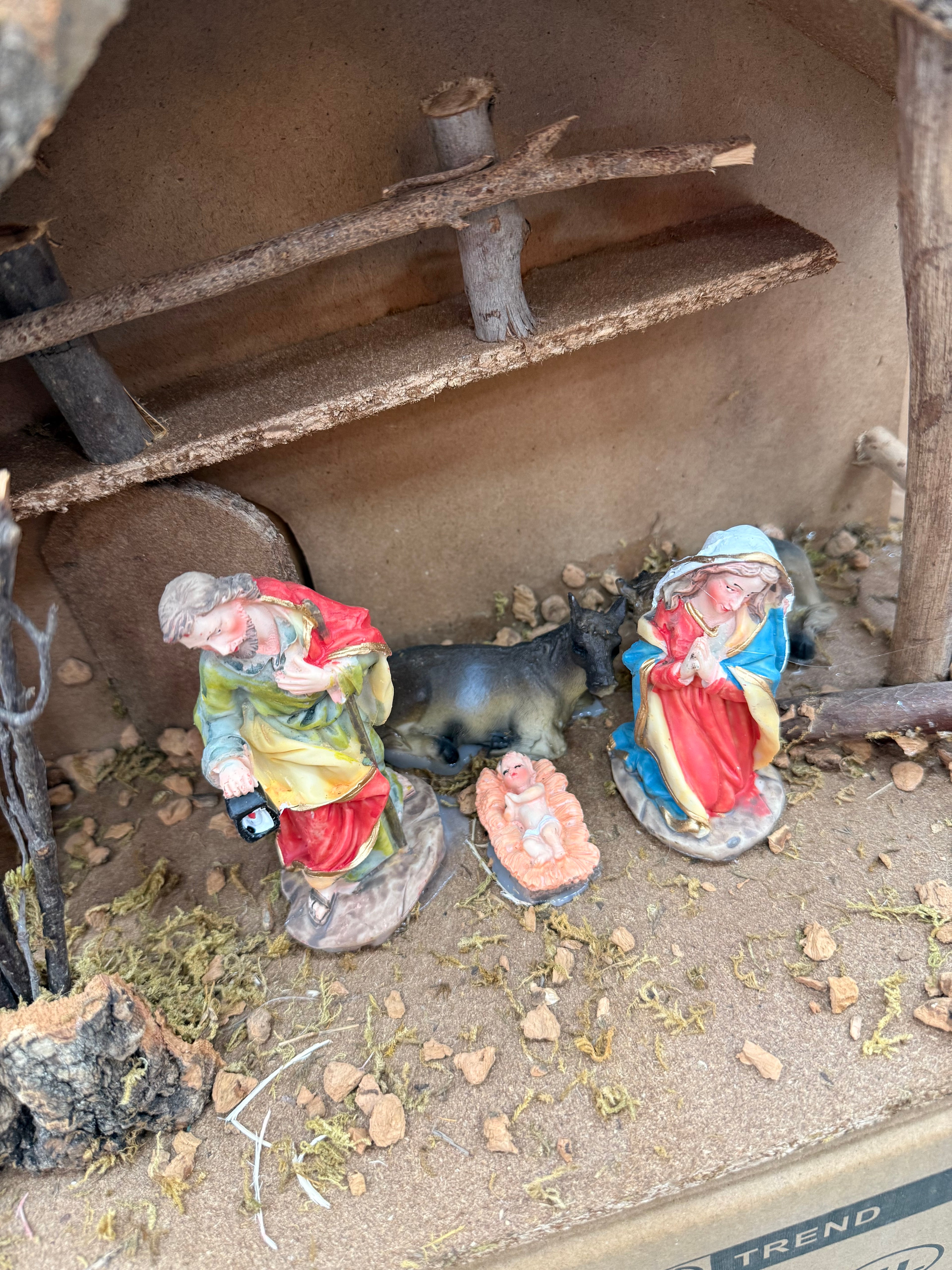 Presepe Completo con Capanna e Pastori – 33x42x22 cm