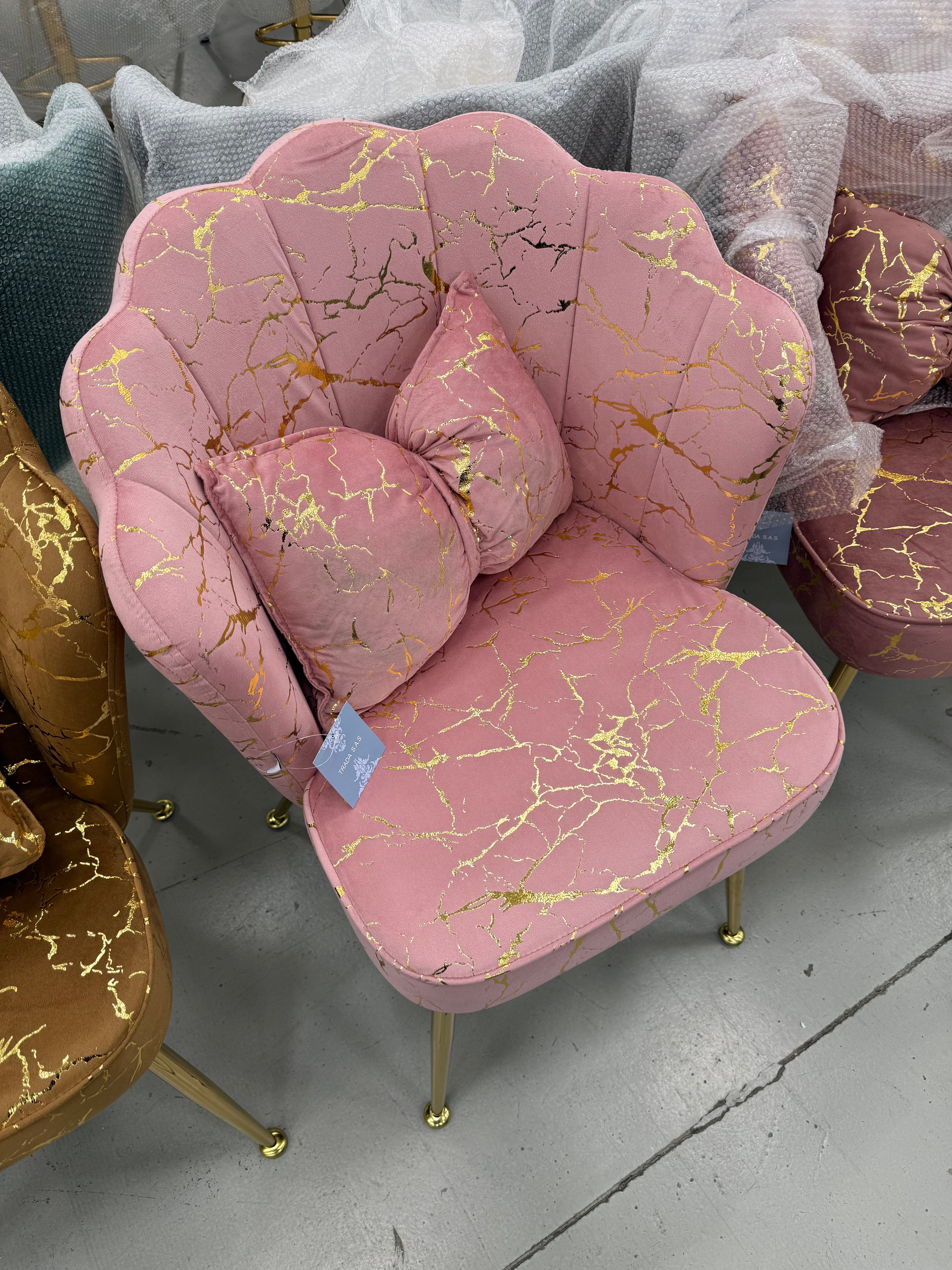 Sedia a conchiglia in velluto con venature metalliche – Vari colori