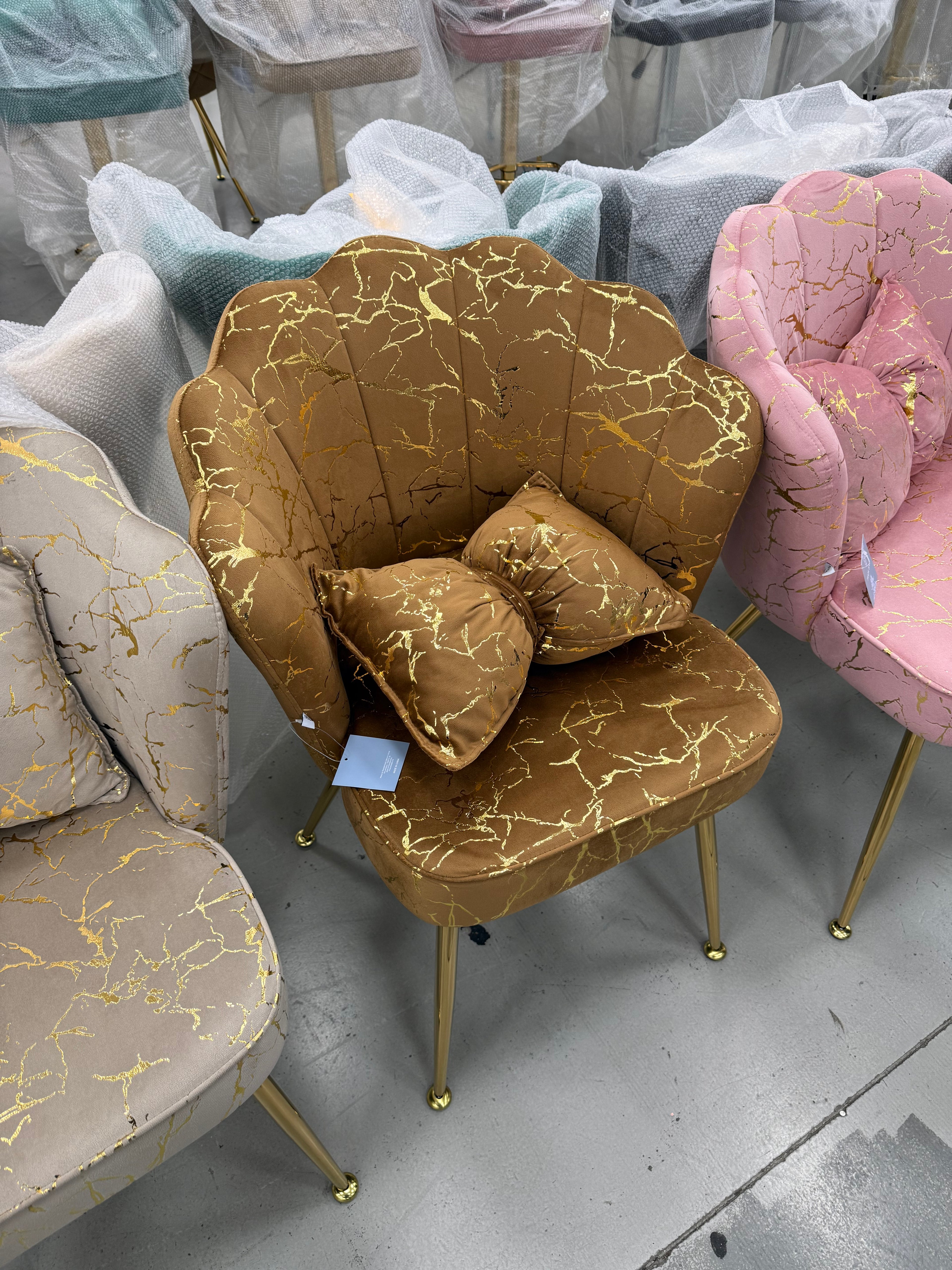 Sedia a conchiglia in velluto con venature metalliche – Vari colori